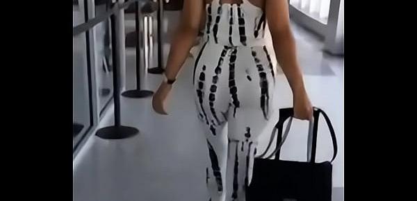  Candid booty jiggle